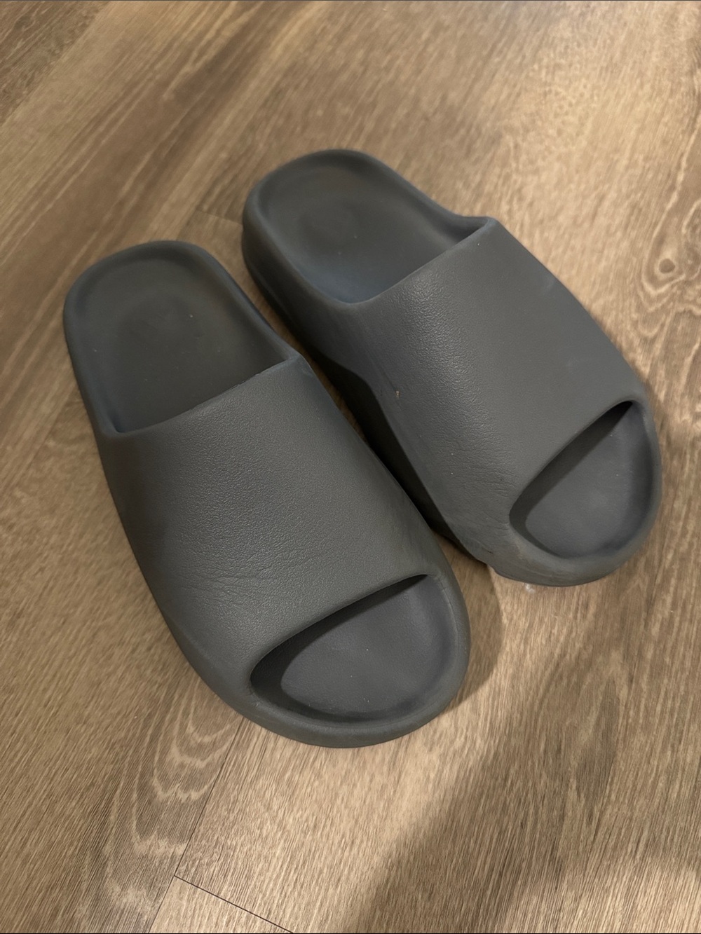 -Yeezy slides black - Picture 2 of 4